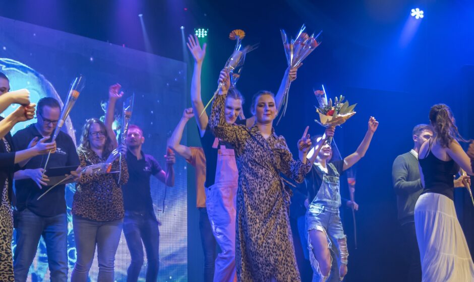 Toneelvereniging Uit en Thuis Reeuwijk spring snel webburo spring Portfolio verticaal1